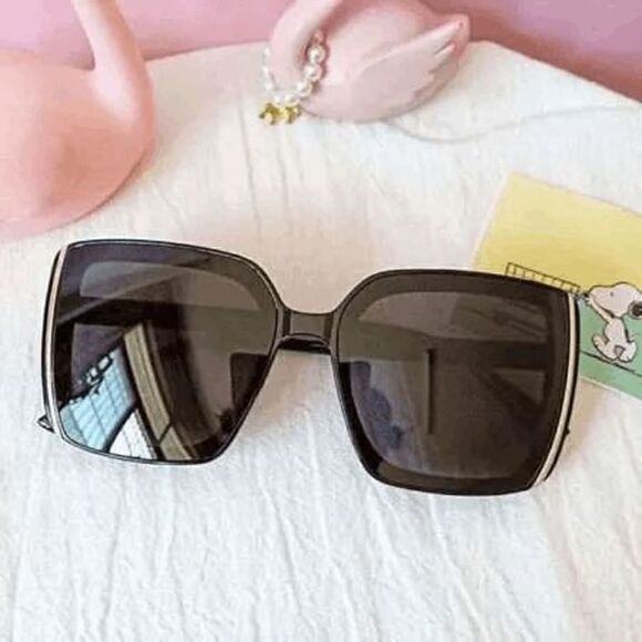 Elizabeth Besich Accessories -  Ladies Chic Black Sunglasses 